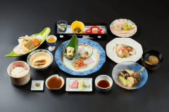 季節の食材をふんだんに取り入れた、料理長こだわりの彩り豊かな夕食膳一例です。旬の味覚を心ゆくまでご堪能ください 季節の食材をふんだんに取り入れた、料理長こだわりの彩り豊かな夕食膳一例です。旬の味覚を心ゆくまでご堪能ください