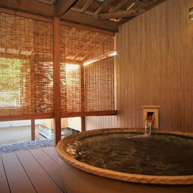 貸切露天風呂の一例 天然温泉の貸切風呂で贅沢なひとときを。(3300円税込/40分 ※加水・加温あり、循環式) 貸切露天風呂の一例 天然温泉の貸切風呂で贅沢なひとときを。(3300円税込/40分 ※加水・加温あり、循環式)