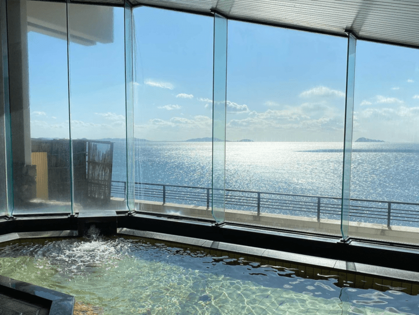 天然温泉展望大浴場『千賀の湯』　目の前には伊勢湾が広がり、知多の島々が望めます。
