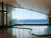 天然温泉展望大浴場『千賀の湯』　目の前には伊勢湾が広がり、知多の島々が望めます。