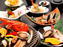 目の前で焼いたアツアツの海の幸！香ばしい香りが食欲をそそります。『海鮮炭火焼会席・光』