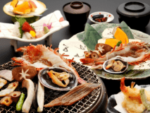 目の前で焼いたアツアツの海の幸！香ばしい香りが食欲をそそります。『海鮮炭火焼会席・扇』