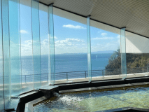 天然温泉展望大浴場『千賀の湯』　目の前には伊勢湾が広がり、知多の島々が望めます。