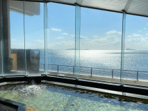 天然温泉展望大浴場『千賀の湯』　目の前には伊勢湾が広がり、知多の島々が望めます。