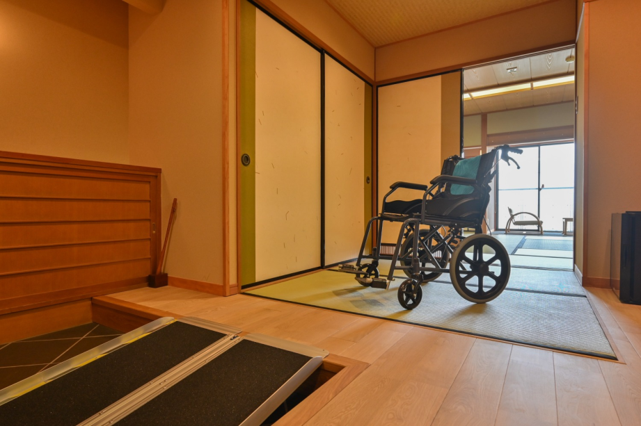 バリアフリー対応のお部屋。玄関には可動式のスロープを設置