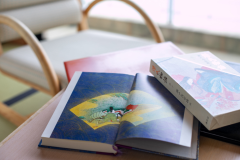 お部屋には源氏物語にまつわる著書をご用意しております。