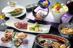 料理長こだわり会席。量より質を重視した会席料理です。料理内容や器が異なる場合はございます。