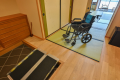 バリアフリー対応のお部屋。玄関には可動式のスロープを設置