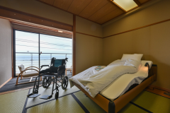 バリアフリー対応のお部屋。車いすごとお部屋にご入室いただけます。リクライニングベットを２台設置。