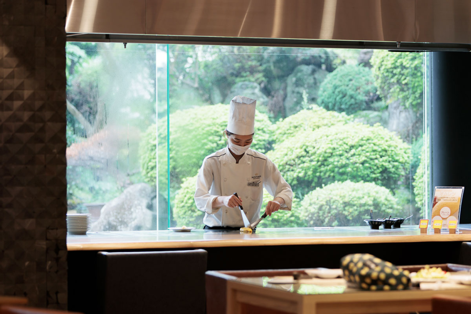 美しい日本庭園を背景に、ライブ感溢れるご朝食をお届します――。 美しい日本庭園を背景に、ライブ感溢れるご朝食をお届します――。