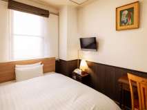 【本館‐セミダブル】140cm幅の広々としたベッドにシックなインテリアで、心落ち着く空間