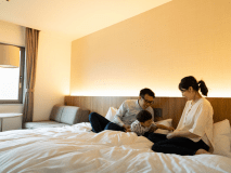 ベッドをくっつければ、家族みんなで枕を並べてお休みいただけます♪