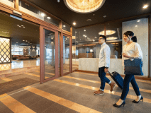 エントランスをくぐり抜ければ広がる「モダンな空間」に、思わず心が踊ります。