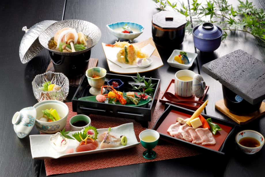 【春惜しみの膳】地元「菰野豚」の溶岩焼と「伊勢鶏」のお鍋はヘルシー且つジューシー♪