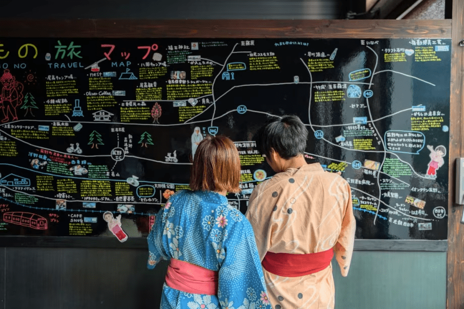 スタッフ手描きの近隣散策マップも大好評♪