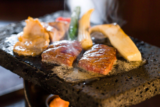 【お肉の旨味を最大限に引き出す当館の溶岩焼！】ジュウ～♪っという音とぎゅっと凝縮されたお肉の旨味、お肉本来の香りが食欲をそそります！