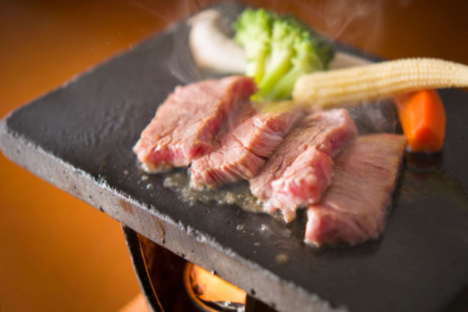 【お肉の旨味を最大限に引き出す当館の溶岩焼！】ジュウ～♪っという音とぎゅっと凝縮されたお肉の旨味、お肉本来の香りが食欲をそそります！