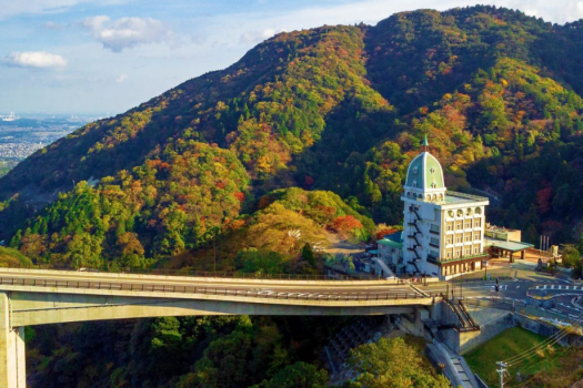 【彩向陽と周りを囲む天山♪】海抜約400ｍに建つ温泉旅館！湯の山かもしか大橋を渡ってすぐ左♪湯の山の自然の彩に癒されます！