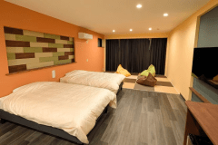 【ファミリールーム「だんらん」】2024年12月にリニューアルした新客室です。ゆったりとした畳スペースとイス・テーブルでもお寛ぎいただけるスペースがあります。お部屋食も可能ですのでご希望の際はご予約の際に備考欄にメッセージを残していただくか、お電話でお問い合わせくださいませ。その場合はお部屋食料金となるため、別途お一人様あたり2200円（税込）頂戴しております。予めご了承をお願い致します。