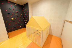 【ファミリールーム「ゆう」】キッズボルダリングスペース