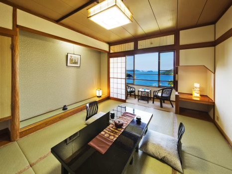 【海側スタンダード－和室12帖－】窓から鳥羽湾を一望し、ゆったりとした時間を過ごせます