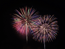 ――鳥羽の夜空に、きらびやかに華ひらく――