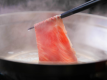 とろける「柔らかさ」濃厚な「旨み」が特徴の松阪牛を
お出汁にさっとくぐらせて。
季節のお野菜やお豆腐とご一緒にどうぞ。
※秋冬は「すき鍋」のご用意となります
