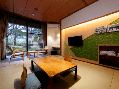 【和室・禁煙】
伊勢木綿や伊勢型紙の壁紙など、伊勢を感じられるお部屋となっております。