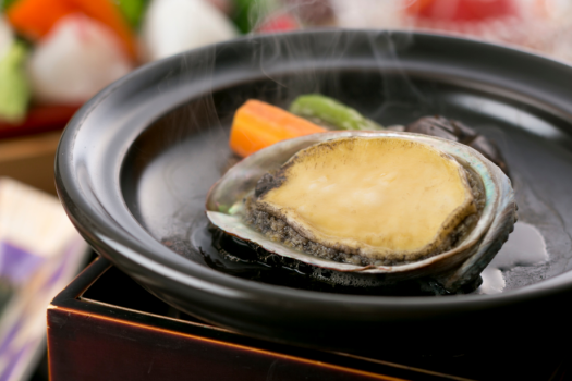 ■鮑の陶板焼き。あつあつと歯ごたえをお愉しみください。