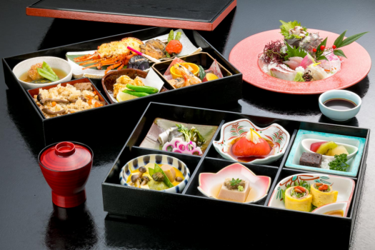 ■お重膳【白菊】※季節や仕入れ状況により料理内容が異なる場合がございます。
お部屋でお召し上がりいただけるよう、会席をアレンジしてご用意いたしました。