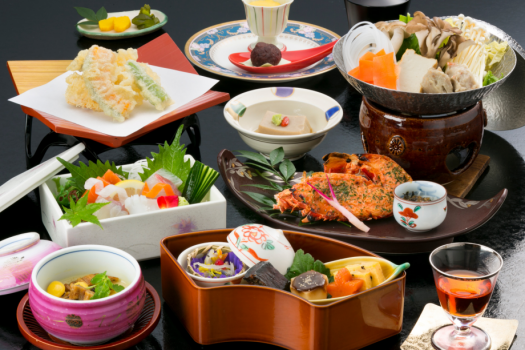 《藤の膳》の一例：季節により料理内容や器が異なります。