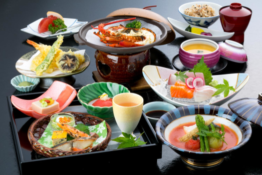 《藤の膳》の一例：季節などにより料理内容や器が異なります