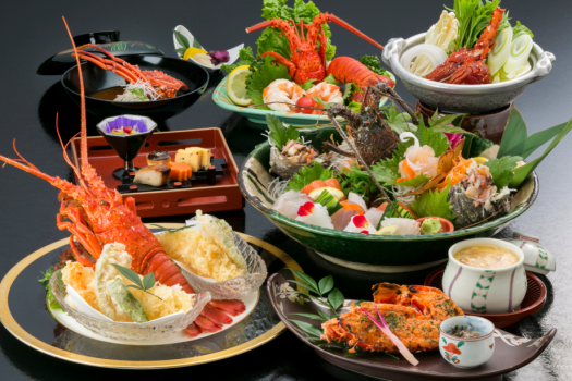 《伊勢海老会席》の一例：季節などにより料理内容や器が異なります