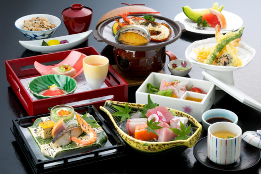 《白菊の膳》の一例：季節により料理内容や器が異なります※《牡丹の膳》は白菊の膳に「伊勢海老お造り」が付きます。