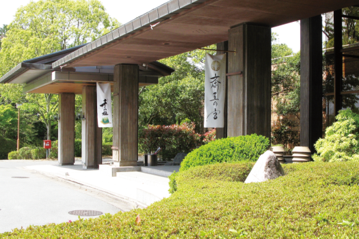 ようこそ千の杜へ。＜正面玄関＞はこちらです。