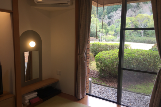 【和室・禁煙】
お部屋からの景観は森の緑と空の青。マイナスイオンを感じ、ごゆっくりお過ごしくださいませ。