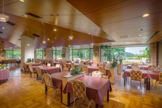 レストランはまゆう。ソーシャルディスタンスを守りゆったりとお召し上がりいただけます。