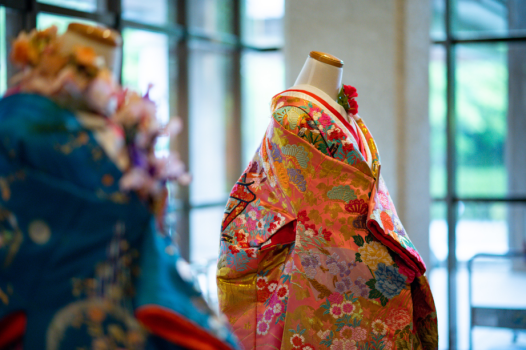 ロビーには色打掛の展示も