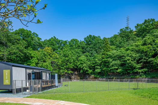 【グランピングプラン】お子様歓迎！自然に囲まれた貸切トレーラーハウスで楽しむ伊勢海老×松阪牛BBQ｜1泊2食・ペット不可