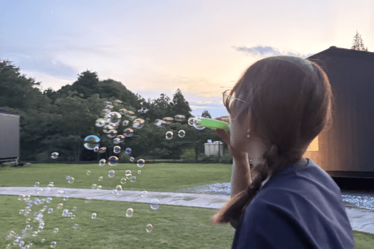 ■夕暮れの空や施設の灯りを背景に、幻想的なしゃぼん玉を。 ■夕暮れの空や施設の灯りを背景に、幻想的なしゃぼん玉を。