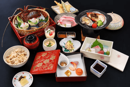 ■白菊の膳に伊勢海老のお造りを加えた彩り豊かな会席料理