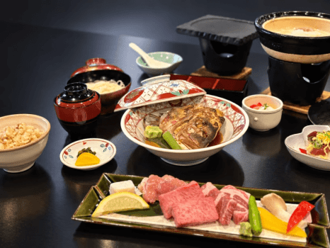 ■旅館料理
会席料理や家庭料理とは違う新しいスタイルの料理です。地産地消のお食事をお愉しみください。 ■旅館料理
会席料理や家庭料理とは違う新しいスタイルの料理です。地産地消のお食事をお愉しみください。