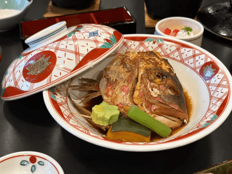 ■旅館料理
三重ブランド稚鯛を使用した「あら炊き」 ■旅館料理
三重ブランド稚鯛を使用した「あら炊き」