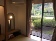 【和室・禁煙】
お部屋からの景観は森の緑と空の青。マイナスイオンを感じ、ごゆっくりお過ごしくださいませ。