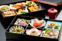 スタンダードな【藤のお重膳】伊勢海老の半身の焼き物がメインです。
お部屋でお召し上がりいただけるよう、会席をアレンジしてご用意いたしました。