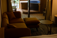 リニューアル露天風呂付き客室の一例■ソファでお寛ぎいただきながら眺める緑の景色は最高です。パテーションで区切ることもでき、露天風呂ご利用時も大変便利です。