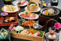 《白菊の膳》の一例：季節により料理内容や器が異なります。