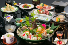 ■会席料理【美し國の膳】＜一例＞季節により料理内容や器が異なります。
