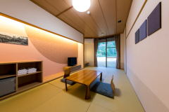 【和室・禁煙】
伊勢木綿や伊勢型紙の壁紙など、伊勢を感じられるお部屋となっております。