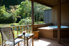 露天風呂付き客室の一例
※客室の露天風呂は沸かし湯です。